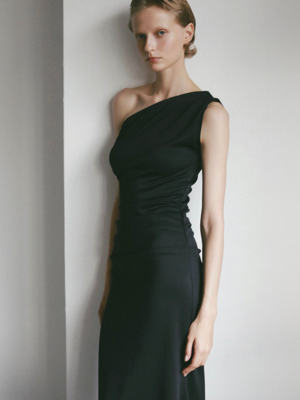 the yiyeon 2025 sales: available 15,900 (29-30%) 🔵 one shoulder ruched dress 10,900 (35%)