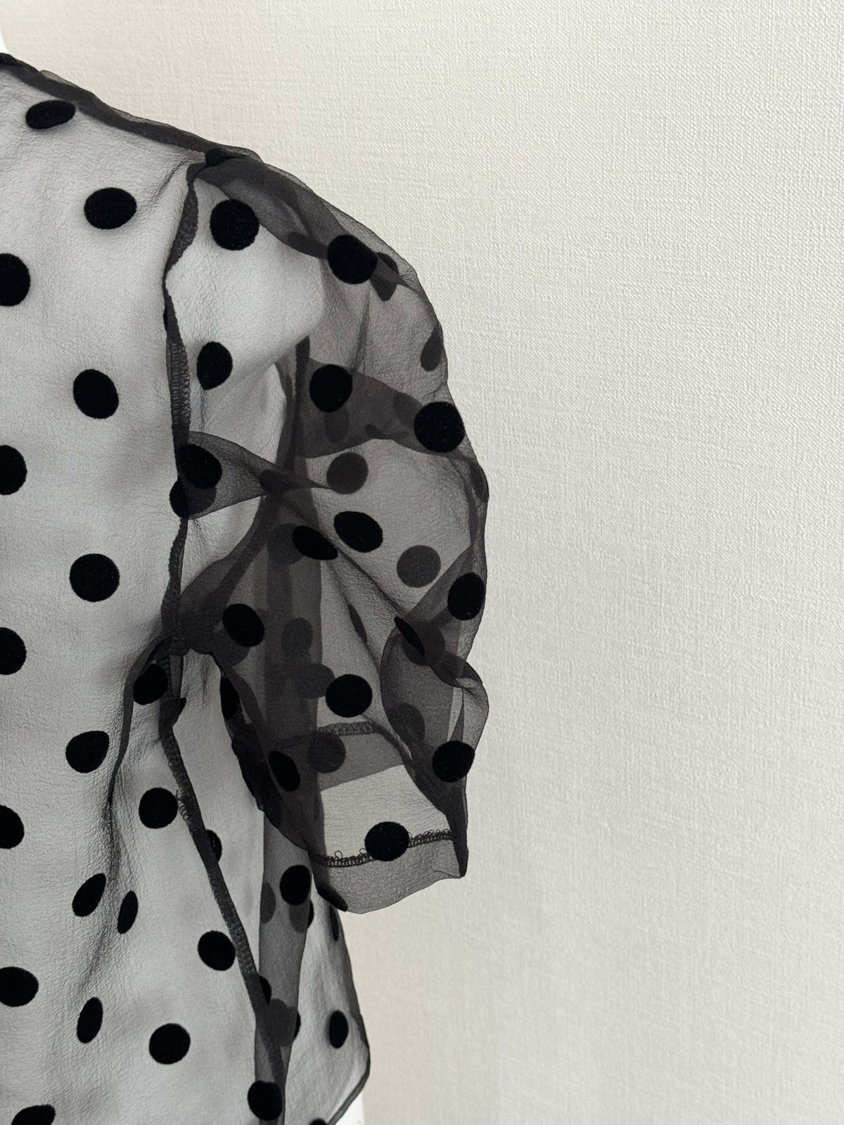 【AMOMMA】SHEER PUFF SHOULDER DOT BLOUSE