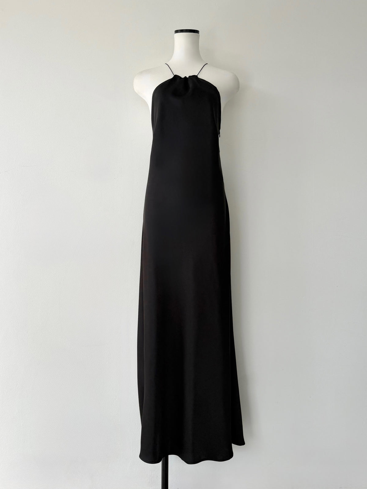 【célon】satin halter open back dress