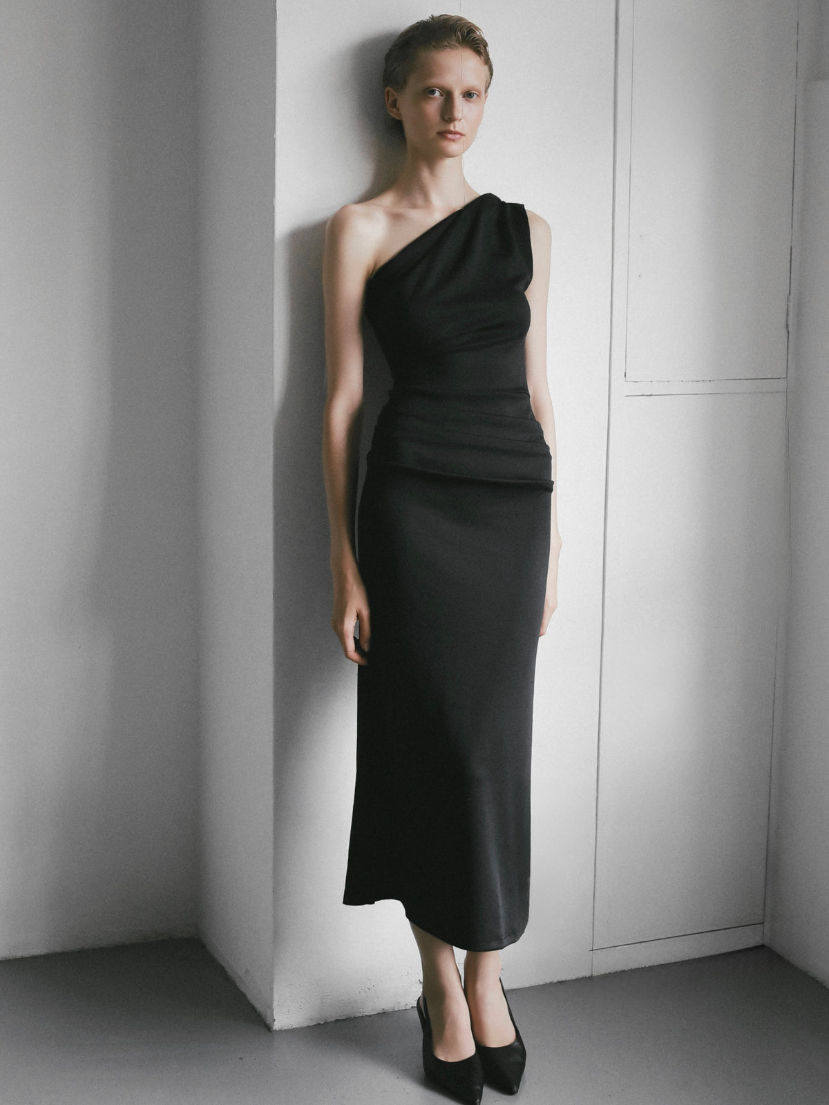 the yiyeon 2025 sales: available 15,900 (29-30%) 🔵 one shoulder ruched dress 10,900 (35%)