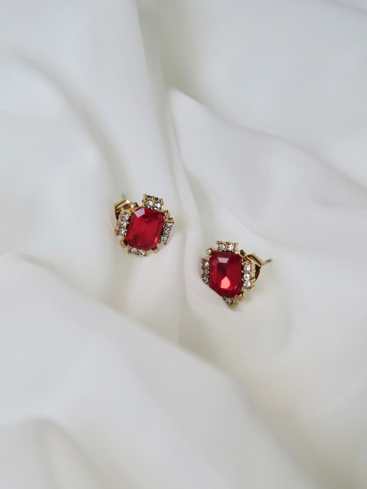 [ SAMPLE SALE ] scarlet stud earrings