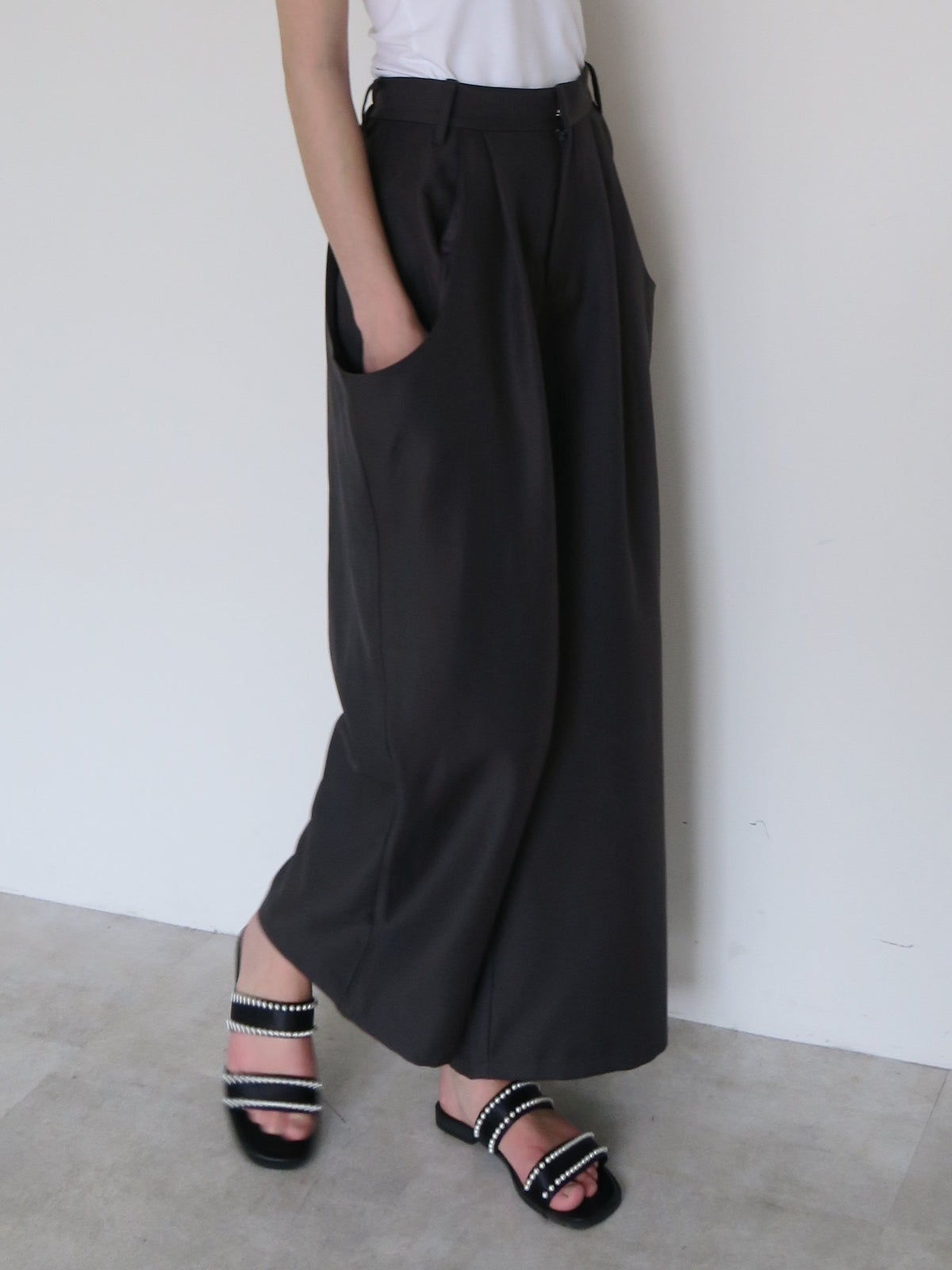 [ SAMPLE SALE ] big pocket tuck pants