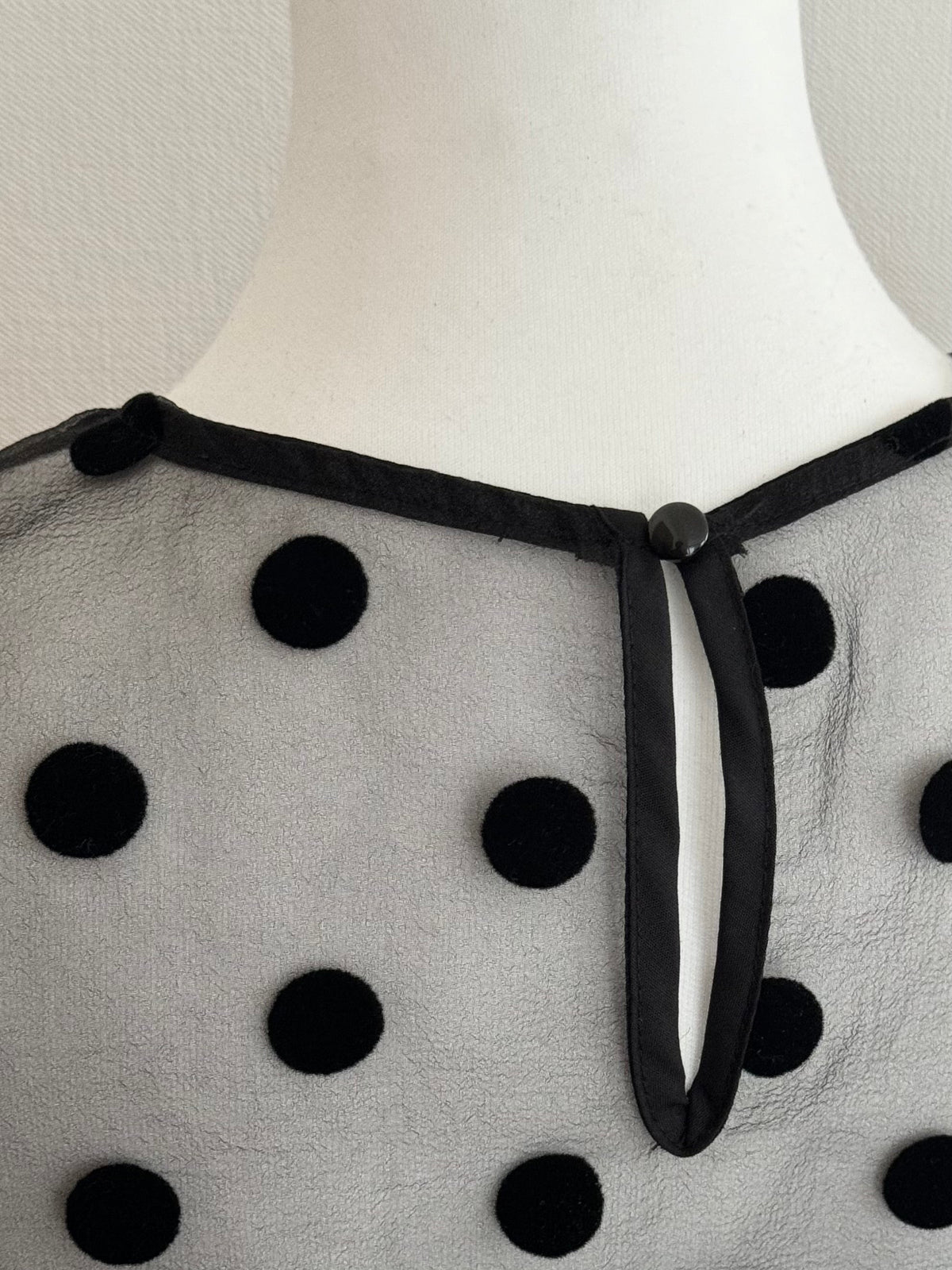 【AMOMMA】SHEER PUFF SHOULDER DOT BLOUSE