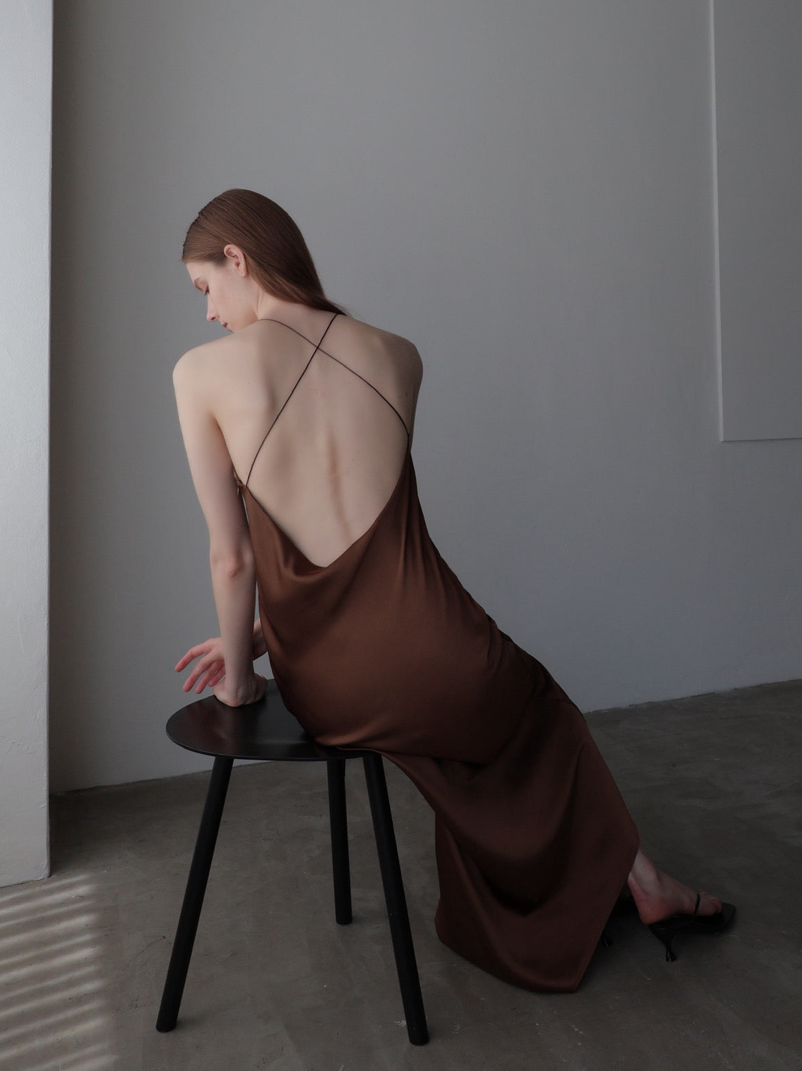 【célon】satin halter open back dress