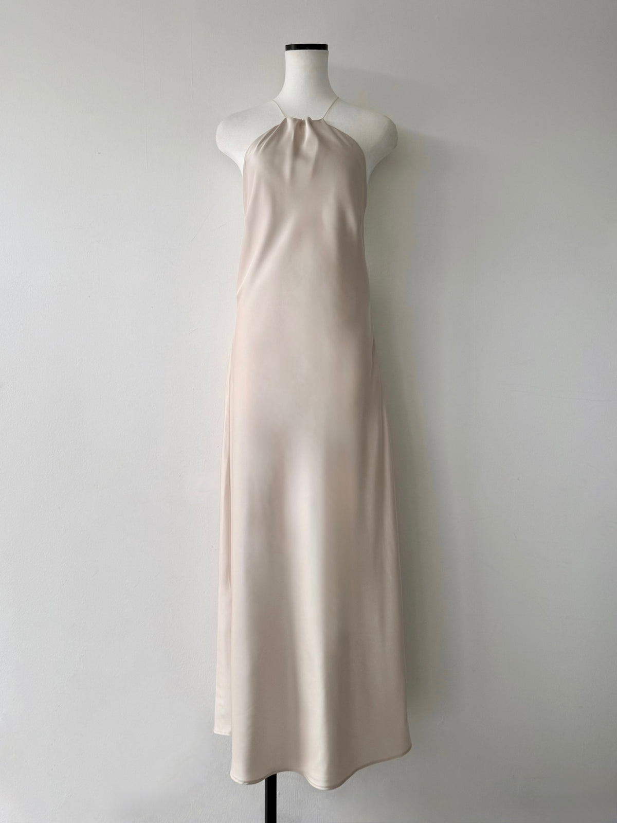 【célon】satin halter open back dress