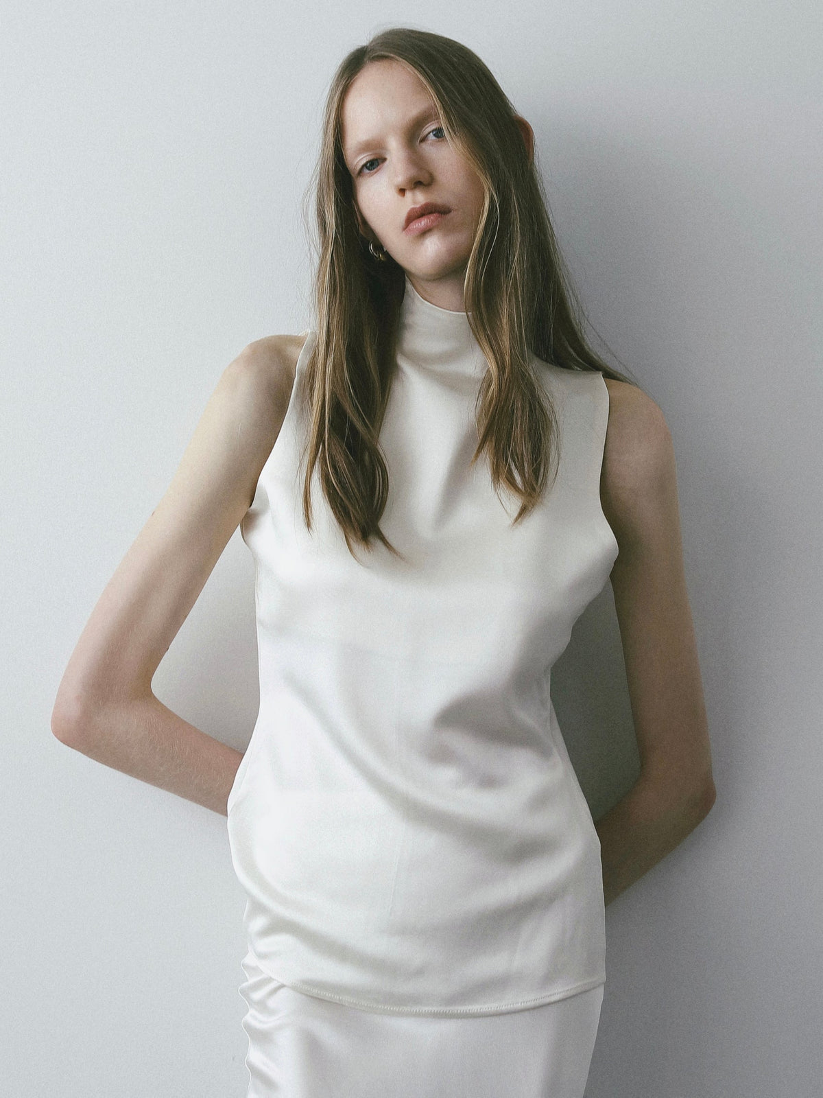 【NOWNS】Lulà | Satin high neck sleeveless top
