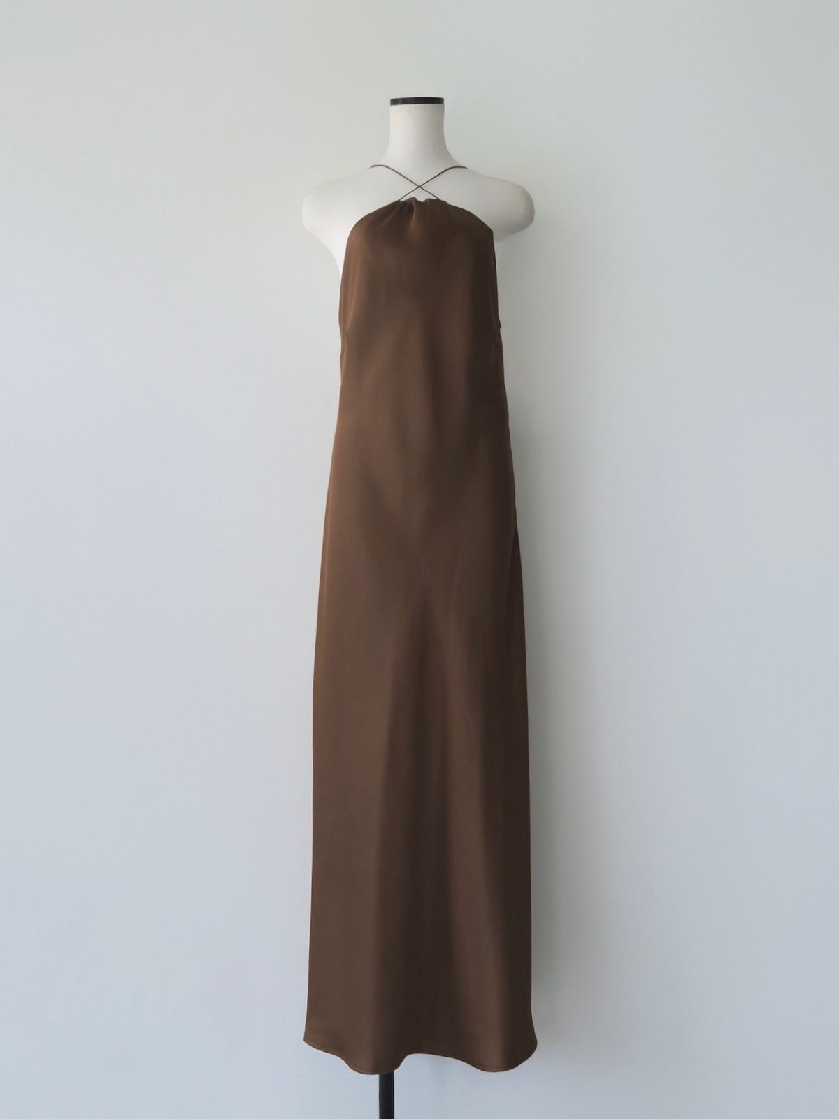 【célon】satin halter open back dress