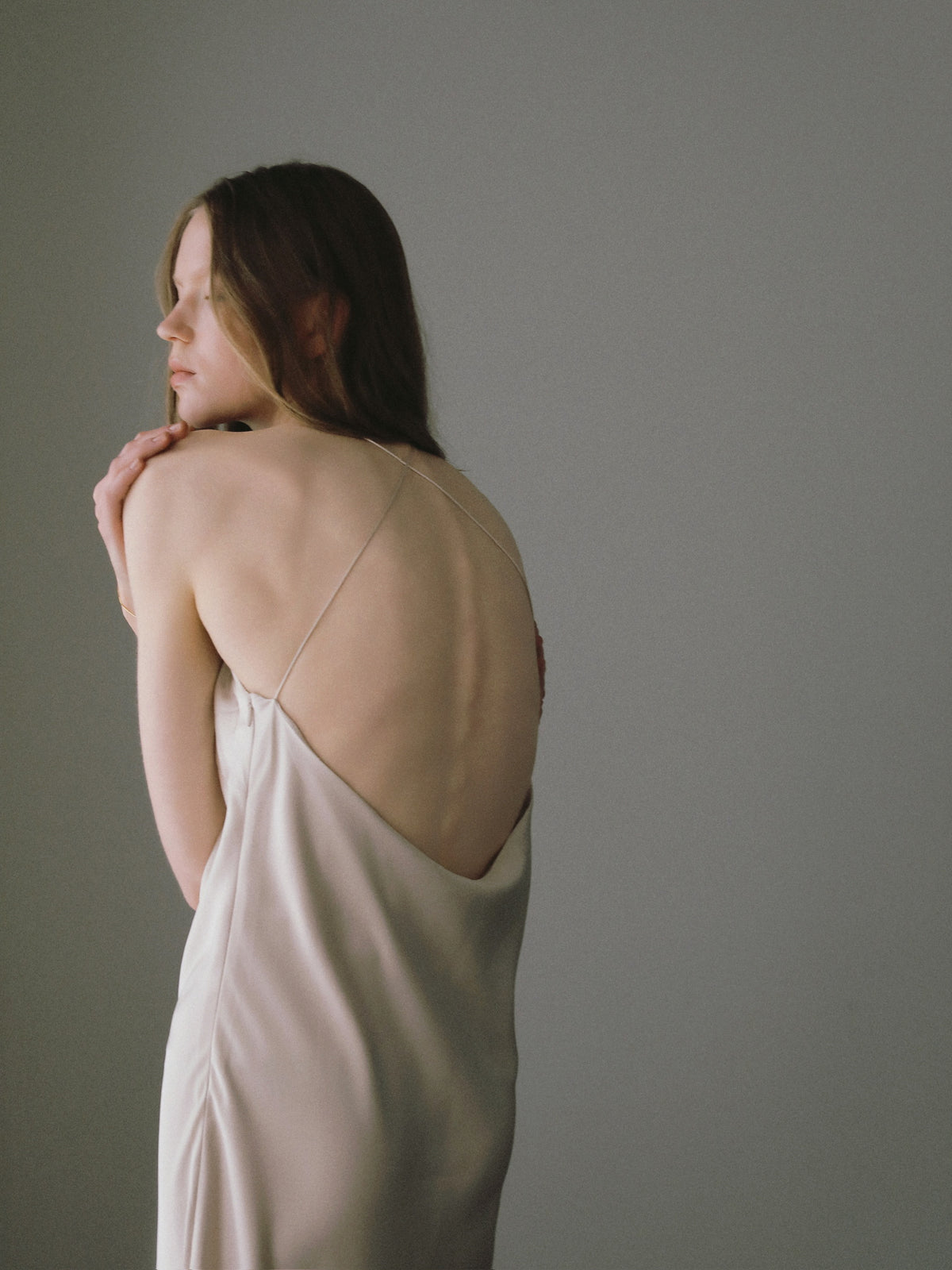 【célon】satin halter open back dress