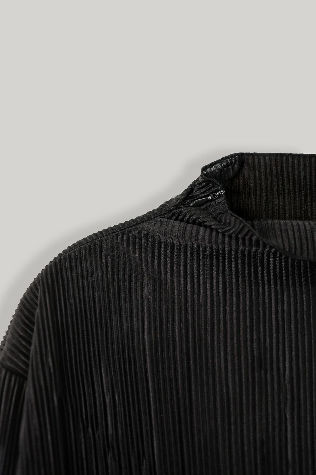 【ELBORN】Melissa High-neck Pleats Top