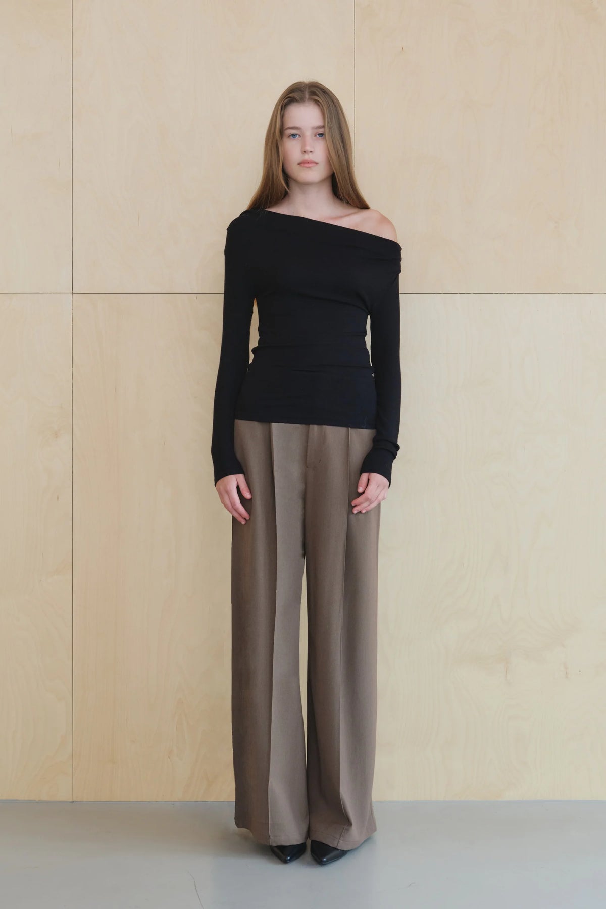 【KUMÉ】Asymmetric Off-Shoulder Ruched Top