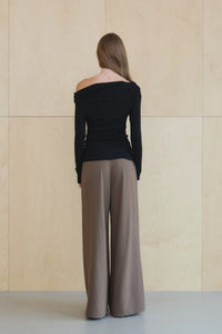 【KUMÉ】Asymmetric Off-Shoulder Ruched Top