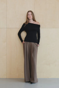 【KUMÉ】Asymmetric Off-Shoulder Ruched Top