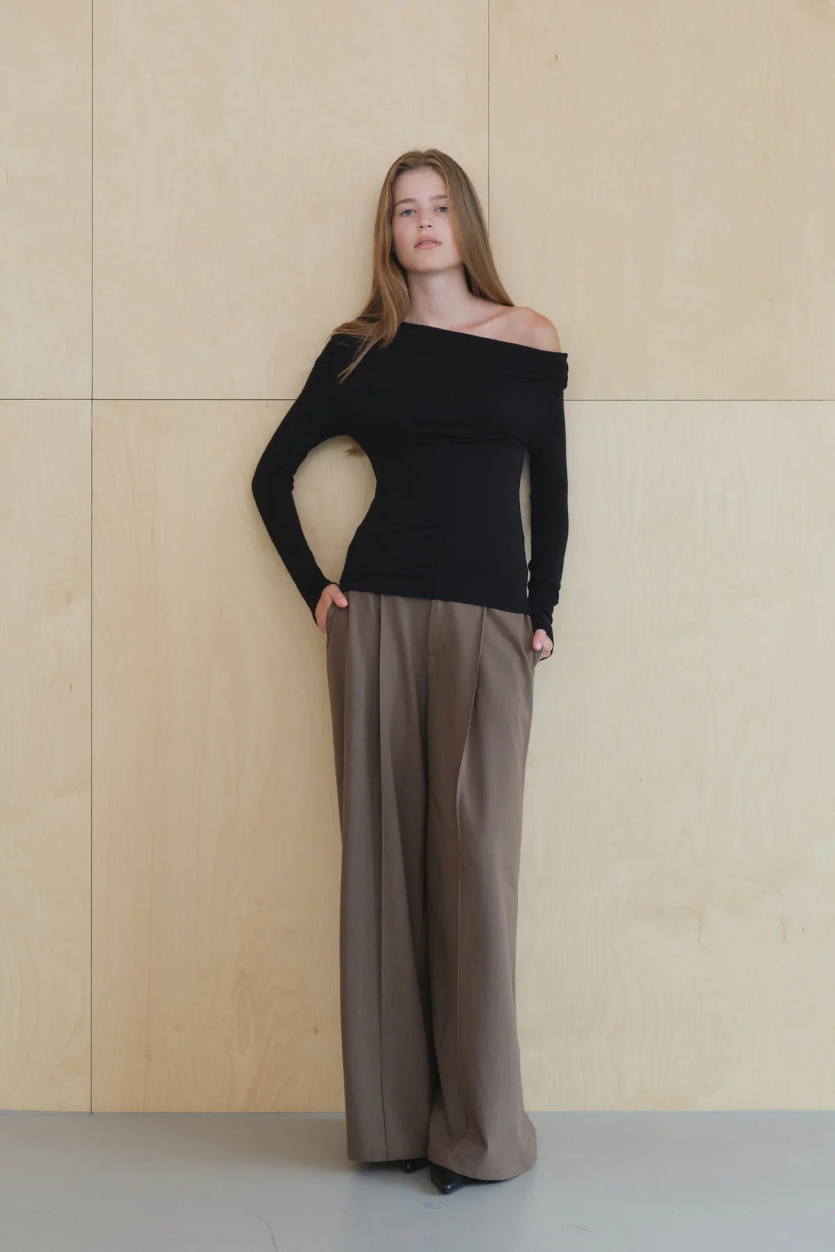 【KUMÉ】Asymmetric Off-Shoulder Ruched Top