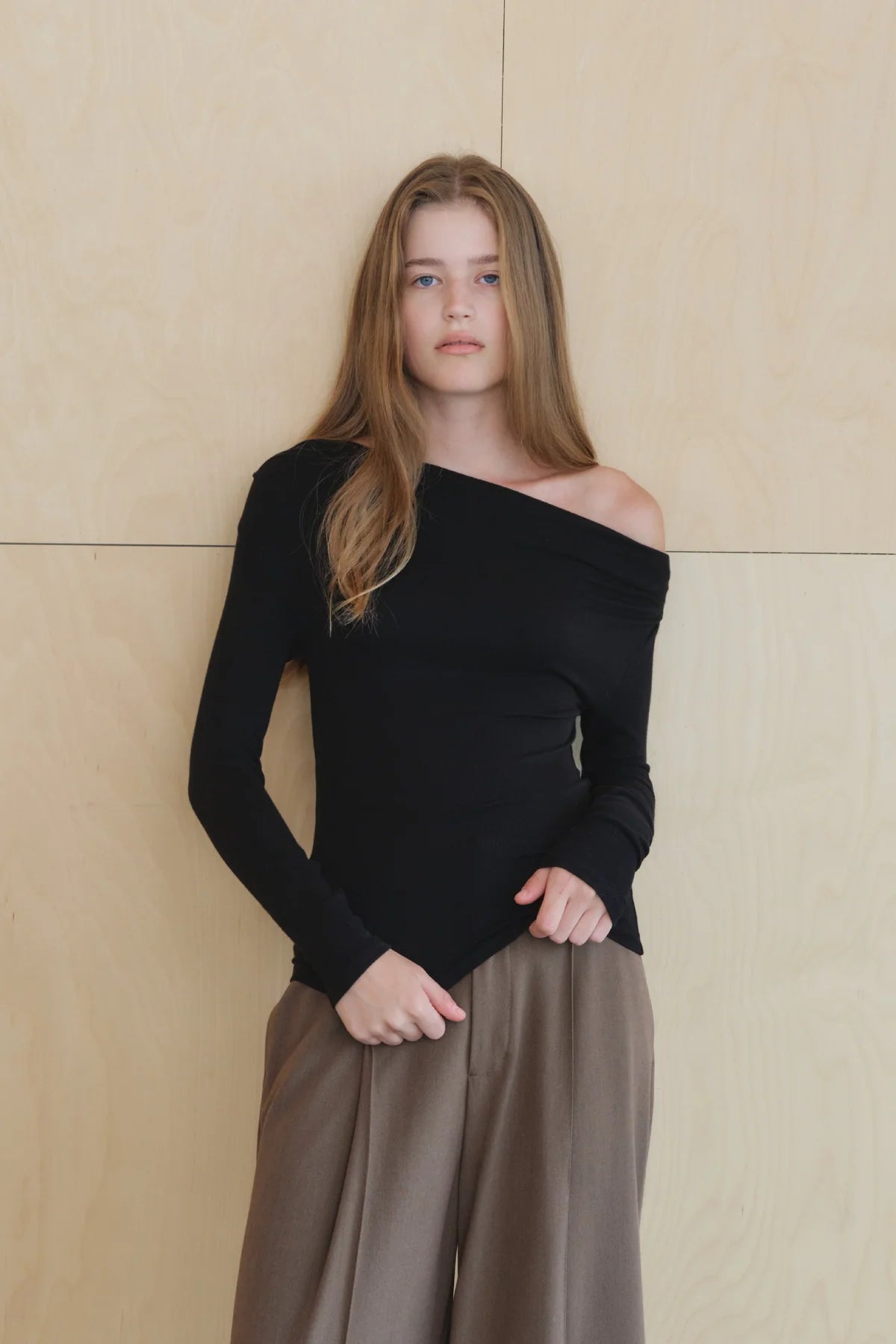 【KUMÉ】Asymmetric Off-Shoulder Ruched Top